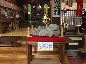 霊山神社貫通石